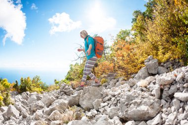 bir sırt çantası ile bir kız.