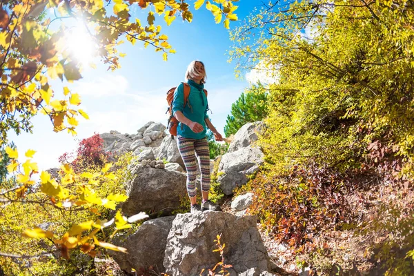 Una chica con una mochila . — Foto de Stock