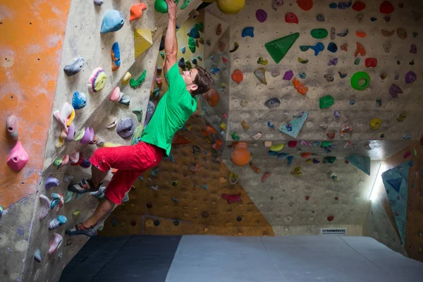 Comboios de alpinista na parede de escalada . — Fotografia de Stock