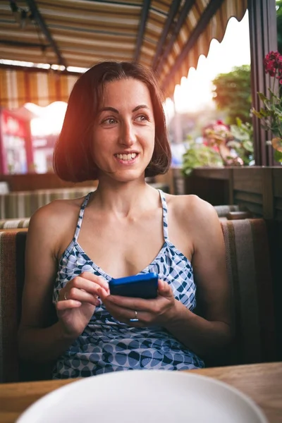 Retrato de uma menina com um telefone . — Fotografia de Stock