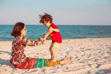 Annenin bebeği ile sahilde çalış..