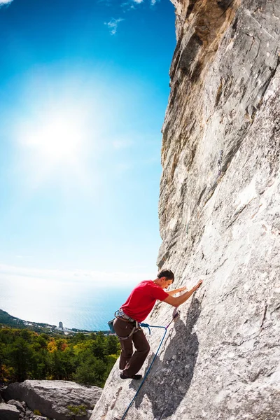 Ein Bergsteiger auf einem Felsen. — Stockfoto