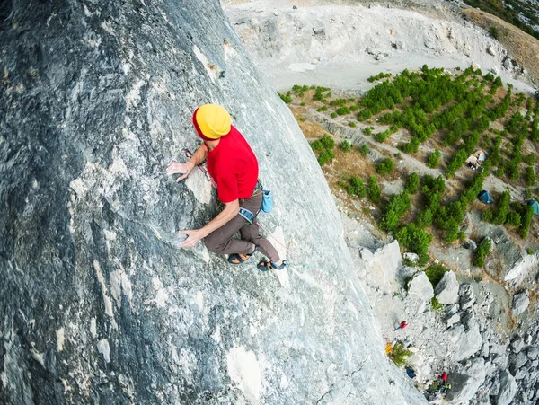 Un hombre sube a la roca . — Foto de Stock