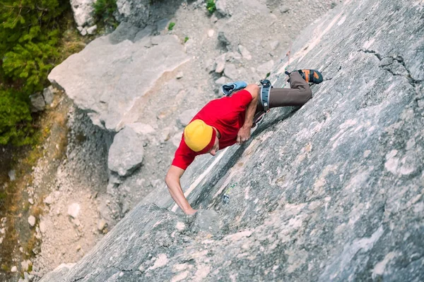 Un hombre sube a la roca . — Foto de Stock