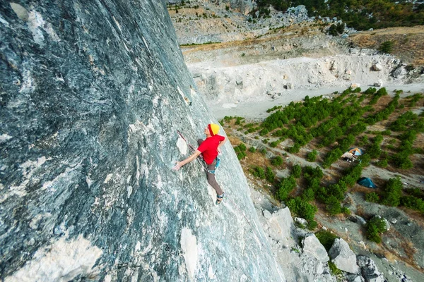 Un hombre sube a la roca . — Foto de Stock