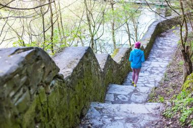 Merdivenlerden parkta çalışan kadın.