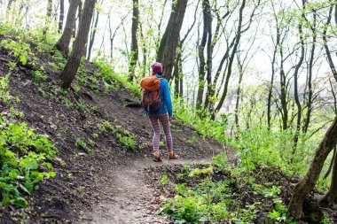 Çocuk ve annesi ormana doğru yürüyor.