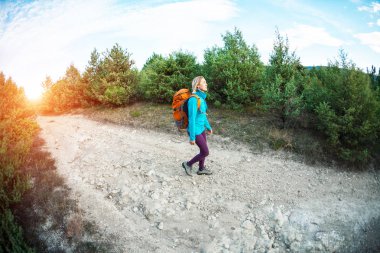 bir sırt çantası ile bir kız.