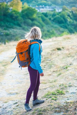 bir sırt çantası ile bir kız.