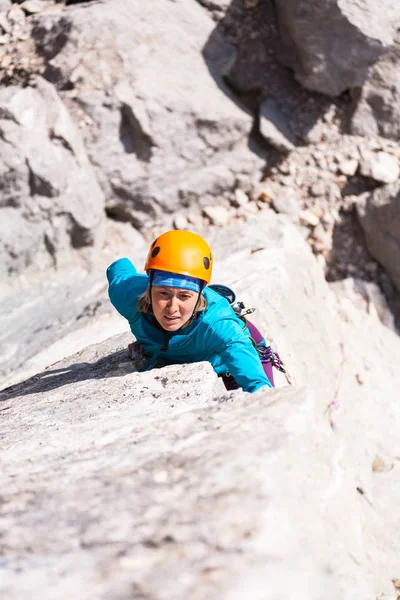 La chica sube a la roca . — Foto de Stock