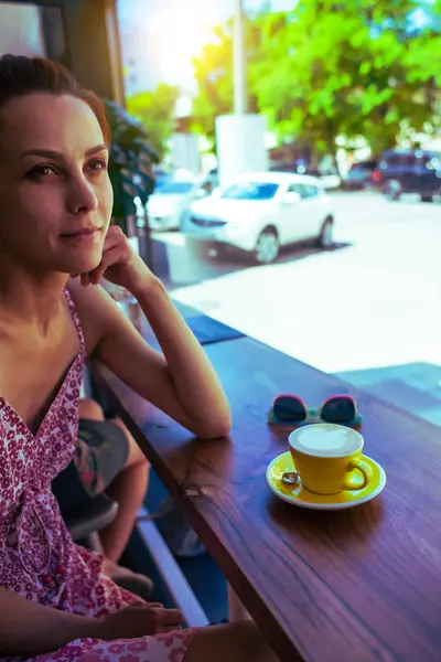 A menina está descansando em um café . — Fotografia de Stock