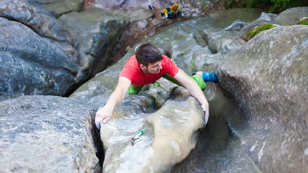 Deportes extremos en las rocas . — Foto de Stock