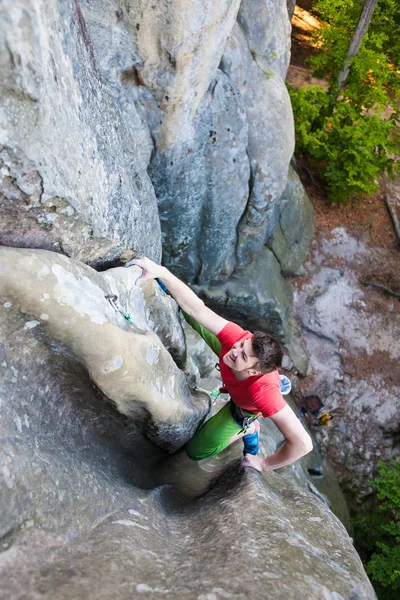 Sports extrêmes sur les rochers . — Photo