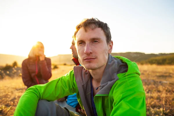 En man i sällskap med vänner i naturen. — Stockfoto