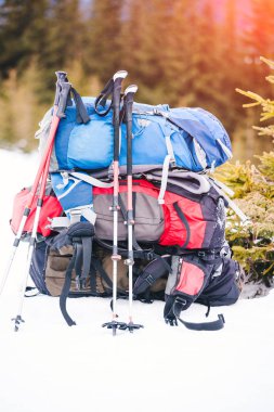 sırt çantası kar üzerinde duruyor.