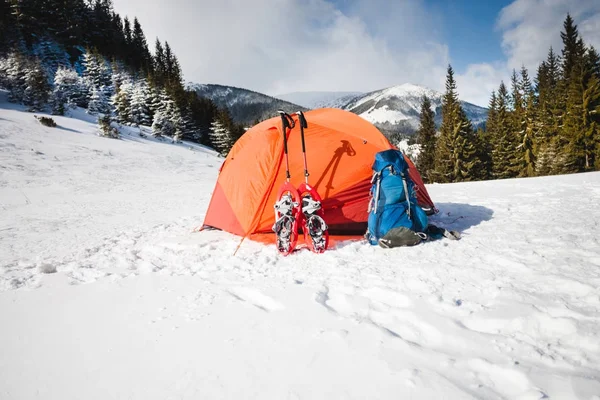 Acampar en invierno en las montañas . — Foto de Stock