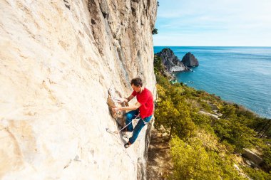 Bir dağcı bir kayanın üzerinde.