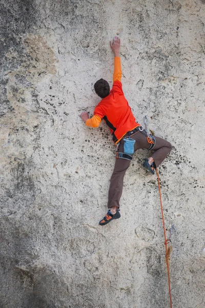 Un hombre sube a la roca . — Foto de Stock