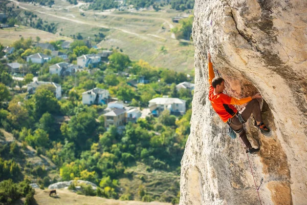 Un escalador en una roca . — Foto de Stock