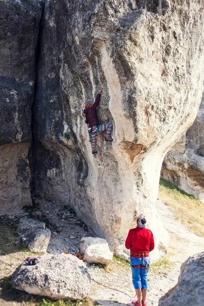Dos escaladores están entrenando . — Foto de Stock