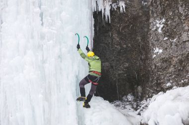 Dağcı buza tırmanıyor.