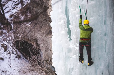 Dağcı buza tırmanıyor.
