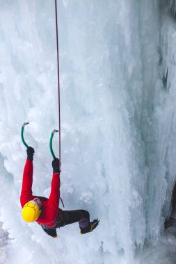 Dağcı buza tırmanıyor.