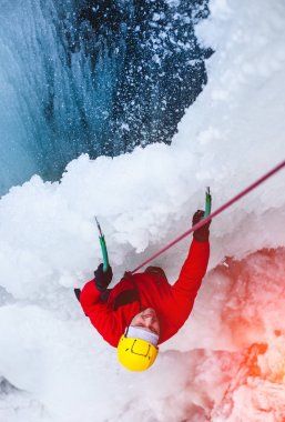 dağcı buzda tırmanıyor