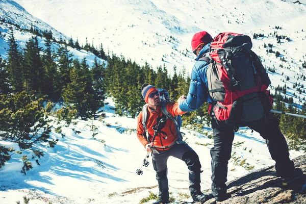 Zwei Bergsteiger in den Bergen. — Stockfoto