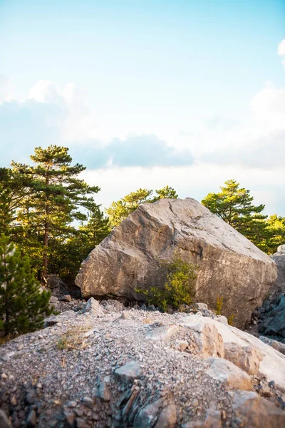 Meeresküste und Berge. — Stockfoto