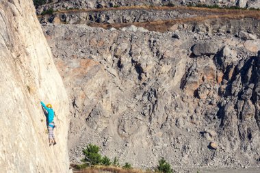 Kaya kız tırmanıyor.