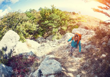 bir sırt çantası ile bir kız.