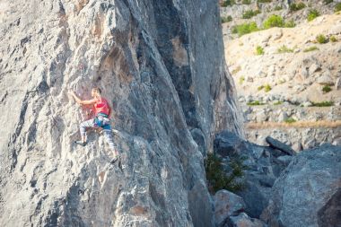 Kaya kız tırmanıyor.