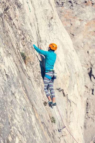 女の子は、岩を登る. — ストック写真