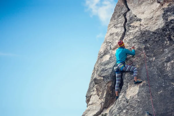 Ta holka vyleze rock. — Stock fotografie