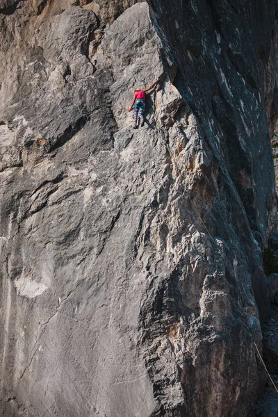 Dziewczyna wspina się na skale. — Zdjęcie stockowe