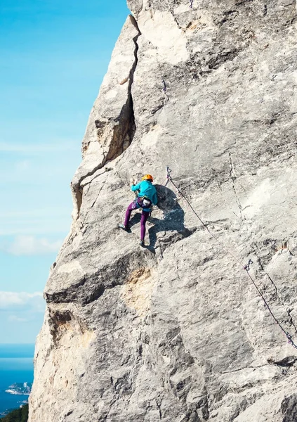 Ta holka vyleze rock. — Stock fotografie