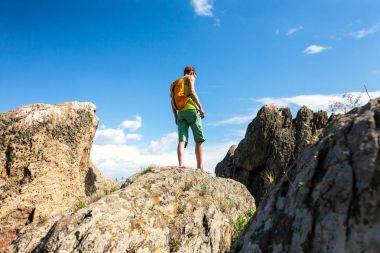 Kız bir sırt çantası ile pitoresk yerlerde yürür.