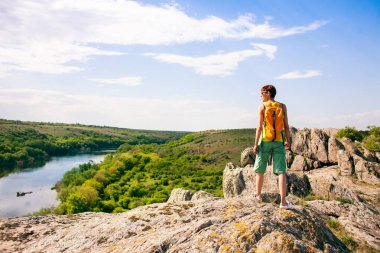 Kız bir sırt çantası ile pitoresk yerlerde yürür.