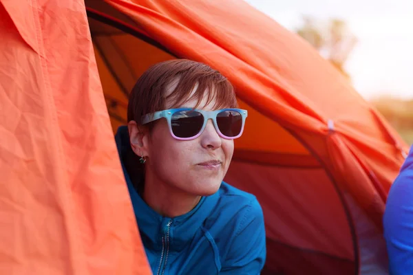 Retrato de uma menina em uma tenda . — Fotografia de Stock