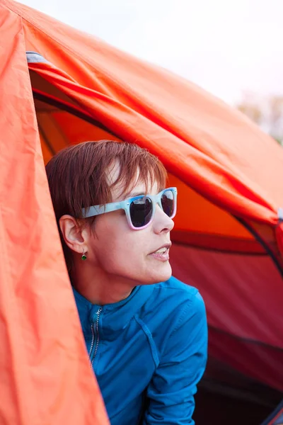 Ritratto di ragazza in tenda . — Foto Stock