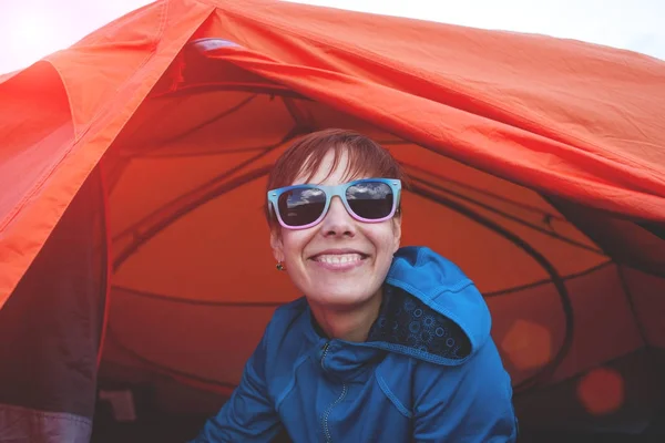 Retrato de uma menina em uma tenda . — Fotografia de Stock