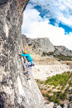 kaya kız tırmanıyor.