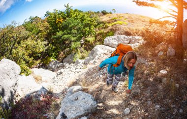 bir sırt çantası ile bir kız.