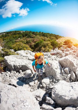 bir sırt çantası ile bir kız.