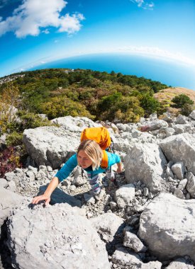 bir sırt çantası ile bir kız.