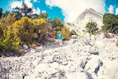 bir sırt çantası ile bir kız.