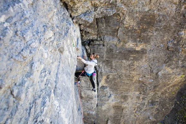 Ragazza scalatore di roccia — Foto Stock