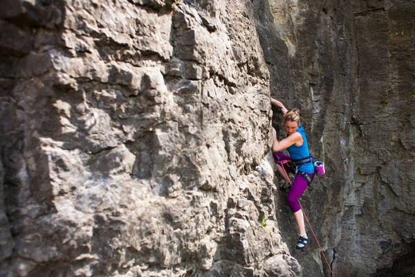 Chica escalador de roca — Foto de Stock