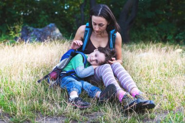 çocuk anne kucağında tarafından dinleniyor